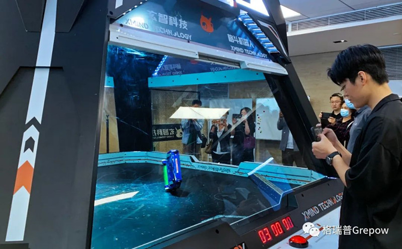 玄智科技同事在新辦公場所，展示了輕量級格斗機器人表演