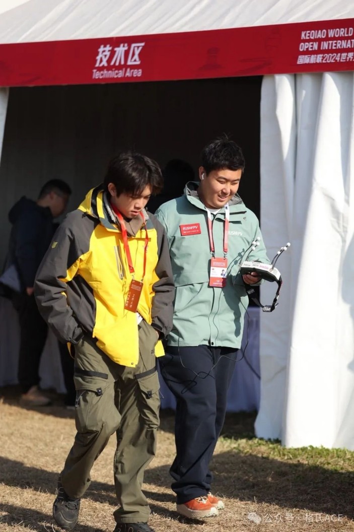 左云飛屹、右李冠辰