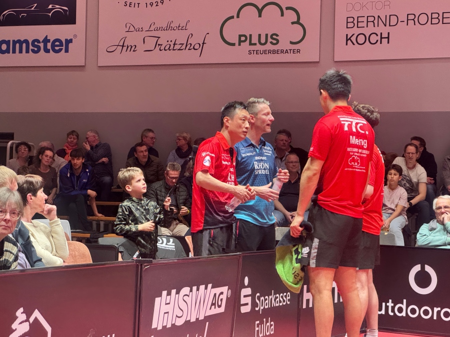 孟繁博與隊友與教練交流