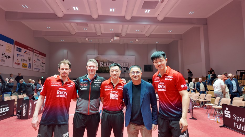 孟繁博與格瑞普T總，其他球員合影